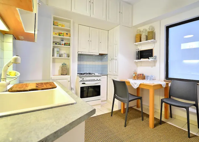 Plaka Elegant Apartment